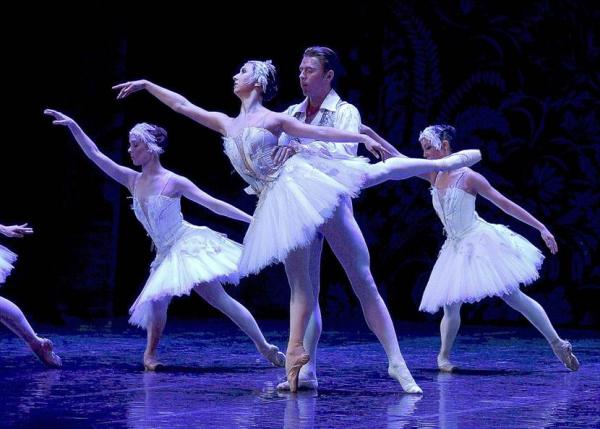 俄罗斯国家芭蕾舞剧院-阿斯特拉罕芭蕾舞团2020年新版芭蕾《天鹅湖》