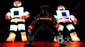 西班牙黑光机械舞秀《奇妙的机器人》