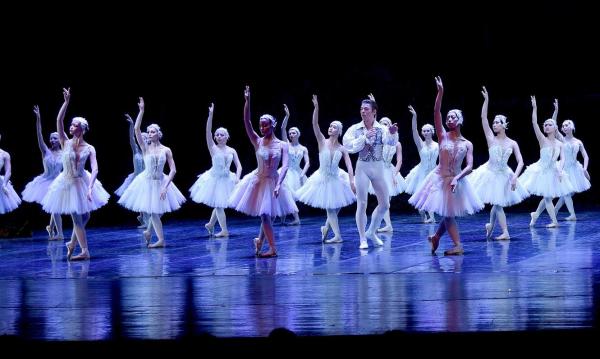 俄罗斯国家芭蕾舞剧院-阿斯特拉罕芭蕾舞团2020年新版芭蕾《天鹅湖》